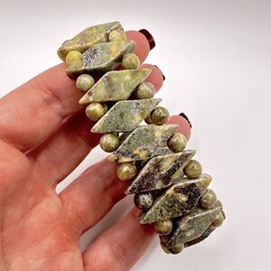 Genuine Connemara Irish marble‎ diamond cut stretch bracelet!